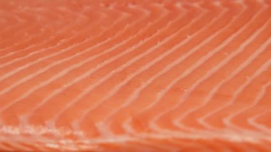 Çiğ balık ve somon balığı boyunca kamera hareketi. Kırmızı balık yakın plan..