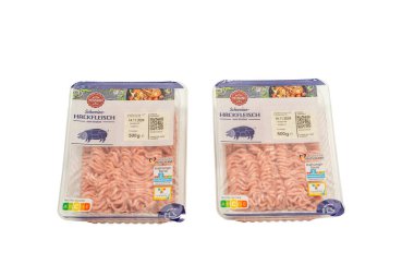Almanya 10 Kasım 2024. Beyaz arka planda iki paket kıyma. Plastik ambalajda kıyma.