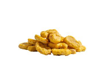 Bir yığın altın sarısı tavuk nugget. Külçeler üst üste yığılmış.