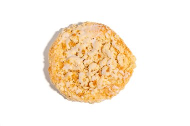 Üstünde jöle olan bir kurabiye. Jöle açık kahverengi bir renktir. Kurabiye beyaz arka planda duruyor Beyaz arka planda izole edilmiş tatlı pastalar.