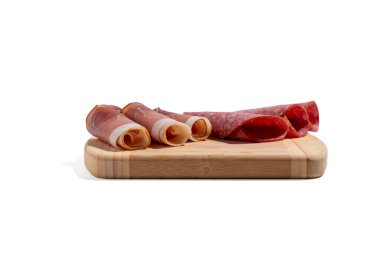 Birkaç dilim etle ahşap kesim tahtası. Tuzlar ve pastırmalar düzgün bir sıraya konur. Beyaz arka planda izole edilmiş jambon ve salam..
