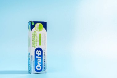 Almanya 26 Kasım 2024 Oral B diş macunu mavi ve beyaz bir kutu. Kutu mavi bir yüzeyde duruyor.