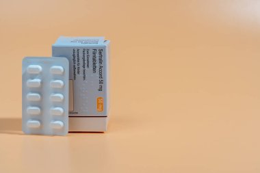 Almanya 29 Kasım 2024. Bir kutu hap masanın üzerinde bir paket hapın yanında duruyor. Kutunun içindeki tabletler Sertralin Accort adında bir ilaç için..