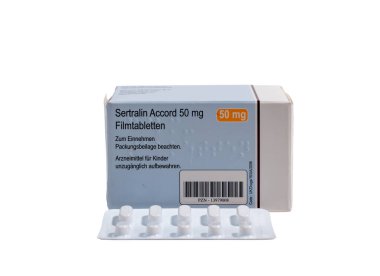 Almanya 29 Kasım 2024. Bir kutu Sertralin Accort 50 mg tablet. Tabletler beyaz, kutu mavi..
