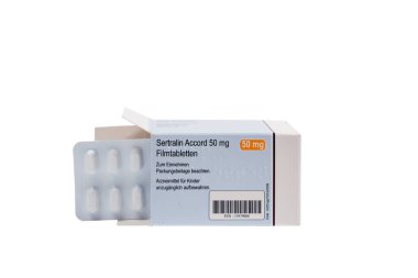 Almanya 29 Kasım 2024. Bir kutu Sertralin Accort tableti. Kutu beyaz, mavi etiketli. Tabletler beyaz, dikdörtgen şeklinde..