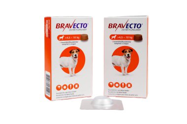 Almanya 29 Kasım 2024. İki kutu Bravecto köpek ilacı. Biri solda ve diğeri de sağda. Beyaz arka plandaki köpekler için kene önleyici haplar.