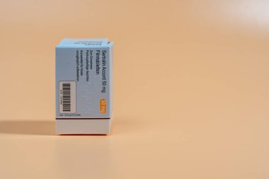 Almanya 29 Kasım 2024. Turuncu arka planda Sertralin Accort olan küçük bir kutu var. Kutu beyaz ve mavi, sarı etiketli..