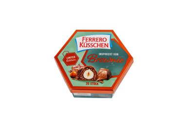 Almanya 7 Aralık 2024. Ferrero Kusschen çikolatası kutusu. Kutu yeşil ve turuncu..