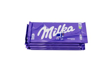 Almanya 7 Aralık 2024. Peş peşe dört tane sütlü çikolata. Çizgiler mor ve beyaz. Milka markasından çubuklar.