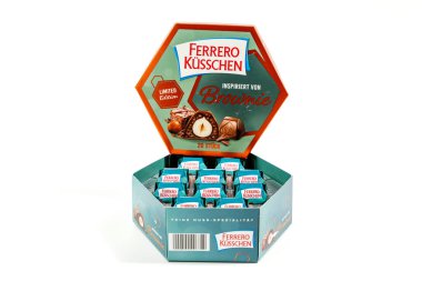 Almanya 7 Aralık 2024. Ferrero Kusschen çikolatası kutusu. Pastalar beyaz arka planda mavi bir kutuda..
