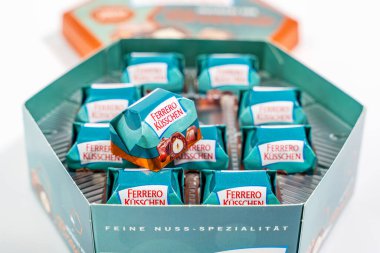 Almanya 7 Aralık 2024. Bir kutu Ferrero Kessner çikolataları. Kutu mavi ve beyaz bir arka planı var.