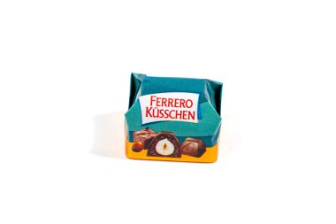 Almanya 7 Aralık 2024. Küçük Ferrero Kusschen çikolata şekeri. Mavi-turuncu şeker.