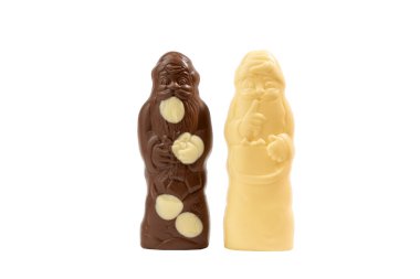 İki çikolata figürü, biri Noel Baba, yan yana oturuyorlar. Noel Baba heykelciğinin bir elinde hediyeler, diğer elinde sepet var..