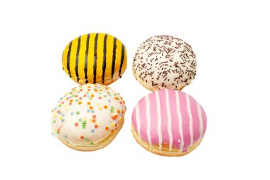 Dört farklı renk ve malzemeden oluşan donut. Çörekler beyaz arka planda bir kare şeklinde serilmiştir..