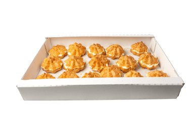 İçinde bir düzine hamur işi olan beyaz bir kutu. Hamur işleri küçük ve yuvarlaktır ve hepsi aynı renktedir. Kutu beyaz bir arkaplan üzerine yerleştirilir, bu da pastaları beyaz arkaplanda beyaz dolgu ile öne çıkarır..