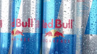 Almanya 6 Ocak 2025. Önünde şekersiz yazan bir sıra Red Bull konservesi. Teneke kutular su damlacıklarıyla kaplıdır, canlandırıcı bir içecek izlenimi verir..