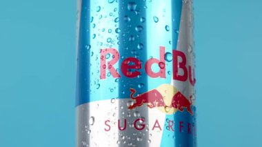 Almanya 6 Ocak 2025. Konserve kutusunda su damlaları olmayan bir kutu Red Bull şekeri var. Kavanoz gümüş renginde ve su damlacıkları mavi, canlandırıcı ve canlandırıcı bir atmosfer yaratıyor..