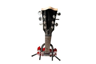 Bir stantta bir gitar sergilenir. Gitar kırmızı ve siyah. Tribün metalden yapılmıştır..
