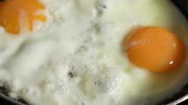 İki yumurta kızartıldı. Yumurtalar kızartma tavasında kızartılır..