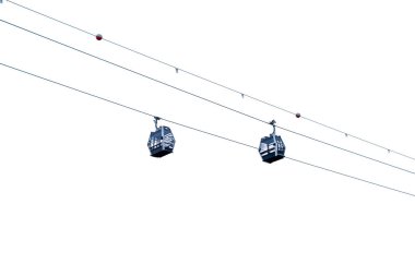 Havada iki teleferik askıya alındı. Kablo kabin beyaz arka planda izole hava.