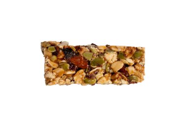 Fındık ve çekirdekli müsli barı beyaz arka planda izole edilmiştir. Kahverengidir, fındık ve çekirdekleri vardır..