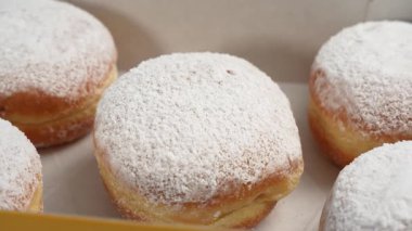 Dönüşümlü tatlı çörek ve pudra şekeri. Bütün çörekler aynı büyüklükte ve şekildedir..