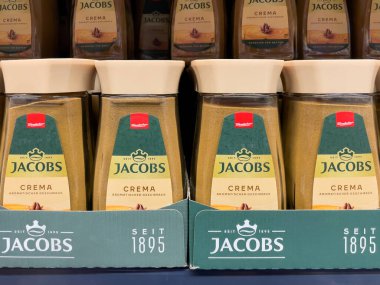 Almanya Berlin 19 Şubat 2025 Bir raf dolusu Jacobs kreması. Kavanozlar arka arkaya. Sırada dört kavanoz var.