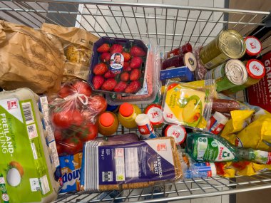 Almanya Berlin 19 Şubat 2025 Bir karton yumurta, bir karton çilek, bir karton portakal suyu ve bir karton süt içeren gıda malzemeleri