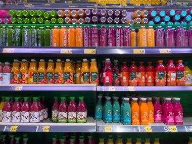 Almanya Berlin 25 Şubat 2025 Berlin 25 Şubat 2025 Çok farklı renklerde bir meyve suyu rafı. Meyve suyu farklı fiyattan satılıyor..