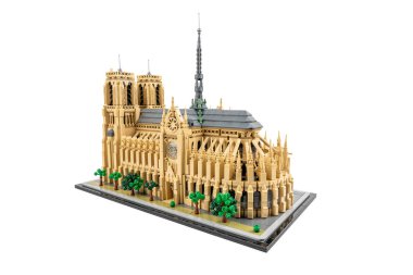 Almanya 11 Mart 2025. Paris 'teki Notre Dame binası beyaz arka planda izole edilmiş lego tuğlalarından yapılmıştır. Lego yapıcı.