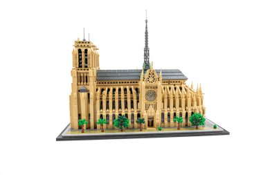 Almanya 11 Mart 2025. Paris 'teki Notre Dame binası beyaz arka planda izole edilmiş lego tuğlalarından yapılmıştır. Lego yapıcı.