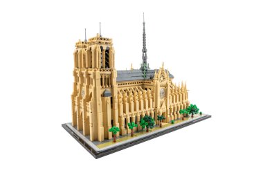 Almanya 11 Mart 2025. Paris 'teki Notre Dame binası beyaz arka planda izole edilmiş lego tuğlalarından yapılmıştır. Lego yapıcı.