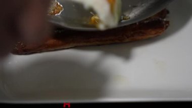 Kızarmış yumurtalar tavadan bir tabağa dökülür. Tabakta kızarmış yumurta..