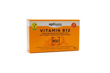 Almanya 28 Mart 2025. B12 vitamini kutusu. Kutu turuncu ve beyaz. B12 vitamini beyaz arkaplanda izole edilir.