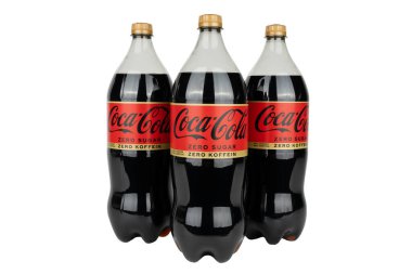 Almanya 25 Mart 2025. Üç şişe Coca-Cola Zero Sugar. Şişelerin hepsi aynı boyutta. Hepsi kırmızı ve üzerinde Coca-Cola logosu var. Şekersiz ve kafeinsiz..