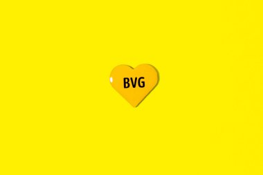 Almanya 7 Nisan 2025. Berlin 'deki toplu taşıma logosu. Sarı arka planda BVG harfleri olan kalp. Kalp sarıdır, harfler siyahtır.