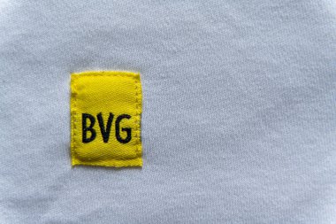Almanya 7 Nisan 2025. Berlin 'deki toplu taşıma logosu. Üzerinde BVG yazan sarı etiketli beyaz tişört..