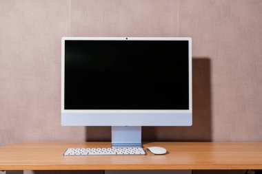 Almanya 7 Nisan 2025. Bir bilgisayar monitörü masanın üzerinde oturuyor. Monitör kapalı. Masada bir klavye ve bir fare var. Apple bilgisayarı..