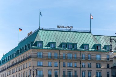 Almanya 10 Nisan 2025. Berlin 'de yeşil çatılı Adlon Oteli. Otel Adlon binasına yakın plan.