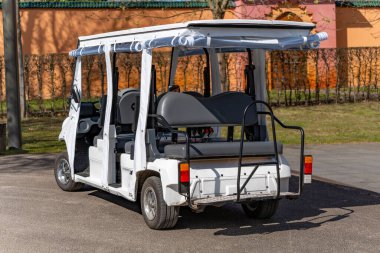Almanya 5 Nisan 2025. İnsanları parkın etrafında taşımak için bir araç. Bir turist aracı..