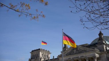 Alman bayrağı havada dalgalanıyor. İki bayrak var, biri Reichstag binasının çatısında, diğeri de direğin üstünde..