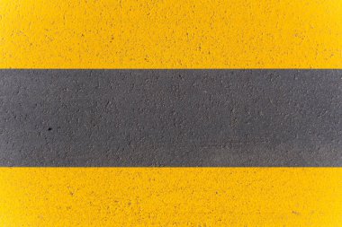 Yol üzerinde sarı ve siyah bir çizgi çiziliyor, solunda sarı çizgi ve sağında siyah çizgi bulunuyor. Bu çizgi bir sınır ya da giriş yasağı anlamına gelir.