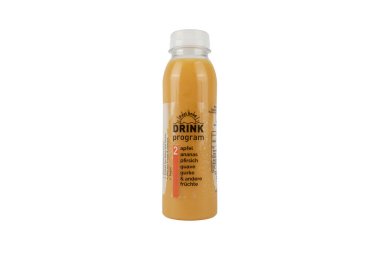 Almanya 17 Nisan 2025. Meyve suyu şişesi içme programı. Bu plastik bir şişe. Beyaz arka planda sarı smoothie şişesi