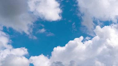 Az bulutlu mavi gökyüzü zamanı. Bulutlar tüm gökyüzüne dağıldı. Gökyüzü berrak ve parlak.