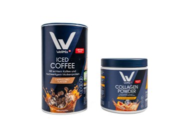 Kahveli mavi protein tozu kavanozu ve beyaz arka planda beyaz kolajen tozu tasvir edilir. Spor ilaveleri.