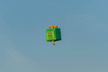 Almanya 1 Mayıs 2025. Üzerinde Uber Eats yazan çanta şeklinde bir balon mavi gökyüzüne karşı havada süzülür. Gökyüzünde reklam balonu.
