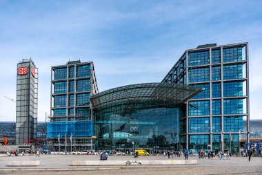 Almanya 'nın en büyük tren istasyonlarından biri. Berlin 'in ana istasyonu.