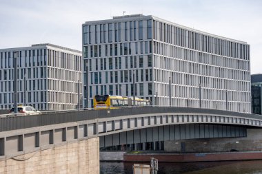 Hugo Preuss Köprüsü 'nde trafik vardı. Arka planda binalar olan köprü.