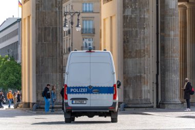 Brandenburg Kapısı 'nda polis arabası var. Berlin sokaklarında polis arabası.
