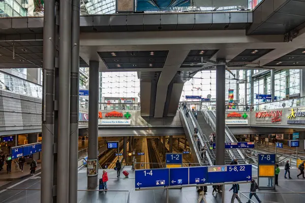 Berlin 'in ana tren istasyonu ve Avrupa' nın en büyük aktarma istasyonu. Almanya 'daki tren istasyonu..